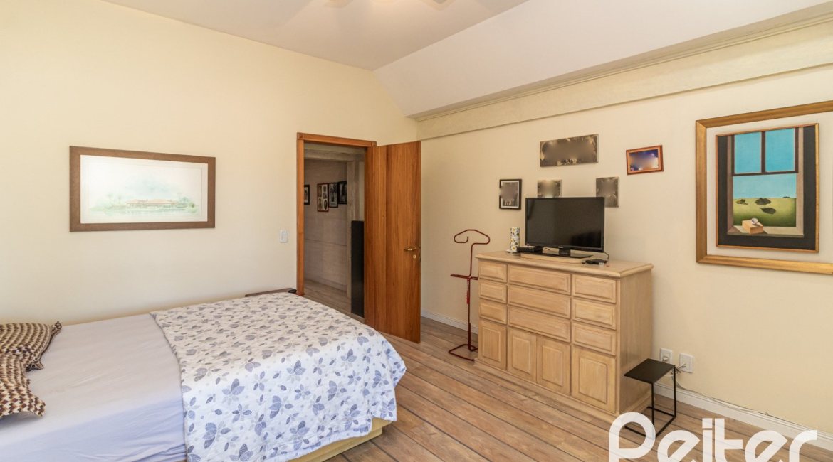 Casa em Condomínio à venda com 533m², 4 dormitórios, 2 suítes, 6 vagas, no bairro Terra Ville em PORTO ALEGRE