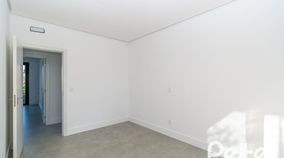 Casa em Condomínio à venda com 389m², 4 dormitórios, 4 suítes, 4 vagas, no bairro Terra Ville em PORTO ALEGRE