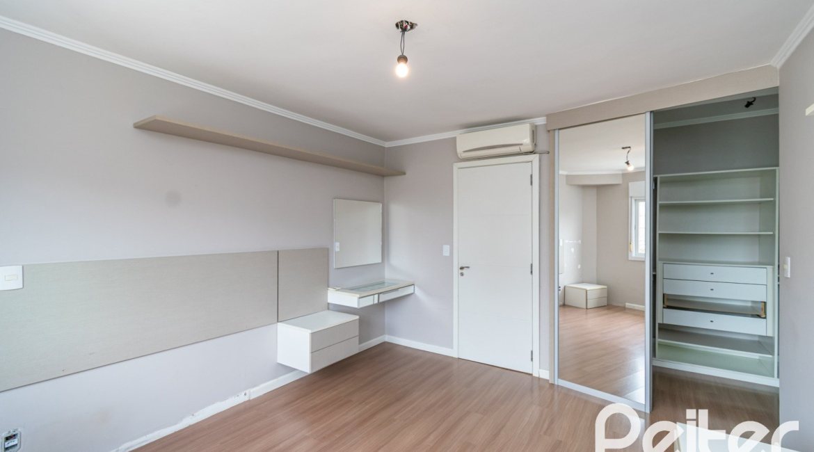 Casa em Condomínio à venda com 210m², 4 dormitórios, 3 suítes, 3 vagas, no bairro Tristeza em Porto Alegre