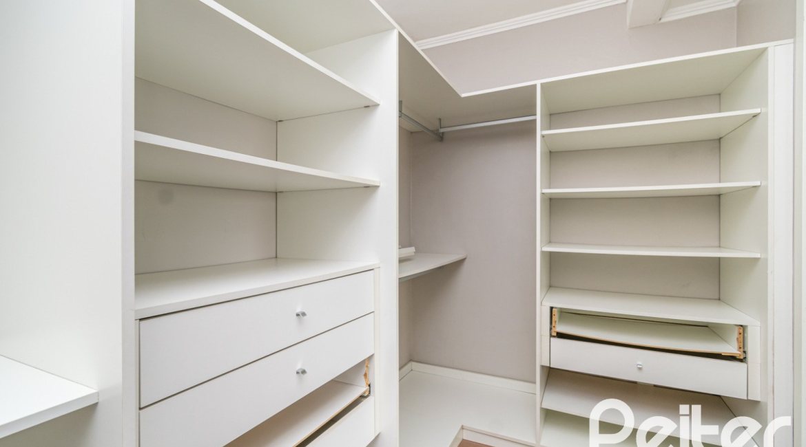 Casa em Condomínio à venda com 210m², 4 dormitórios, 3 suítes, 3 vagas, no bairro Tristeza em Porto Alegre