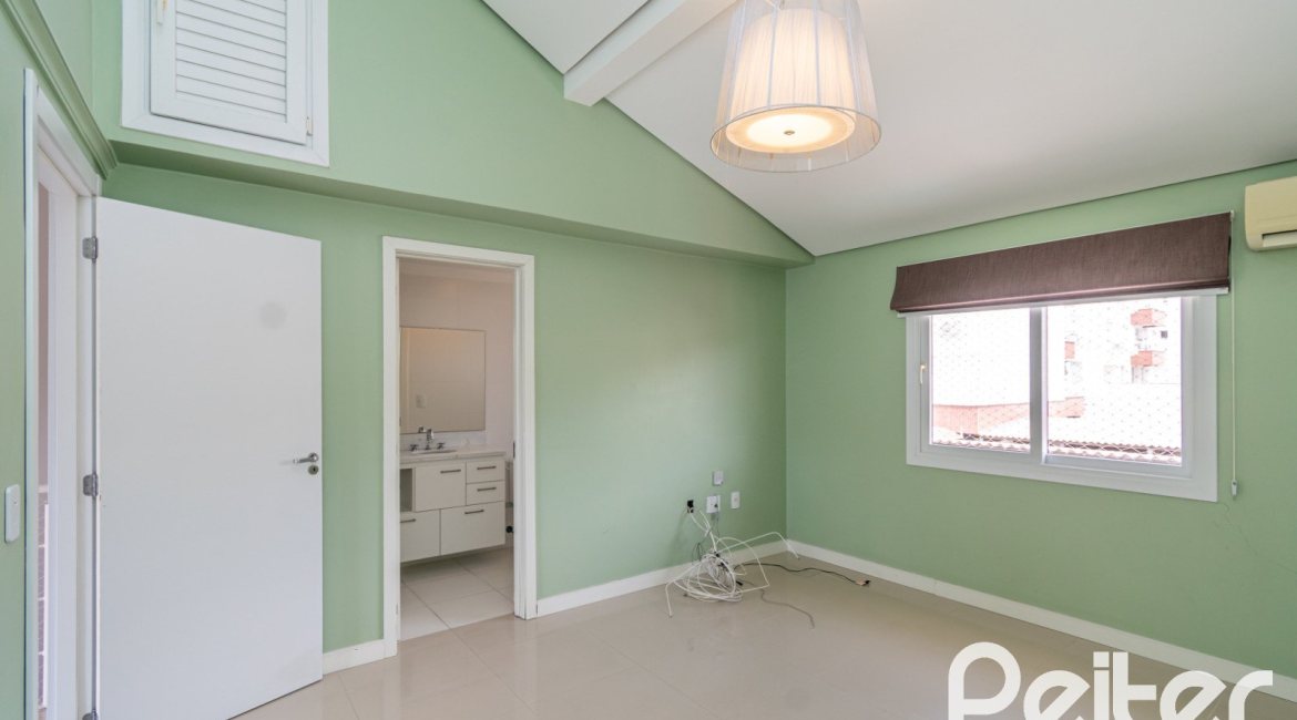 Casa em Condomínio à venda com 210m², 4 dormitórios, 3 suítes, 3 vagas, no bairro Tristeza em Porto Alegre