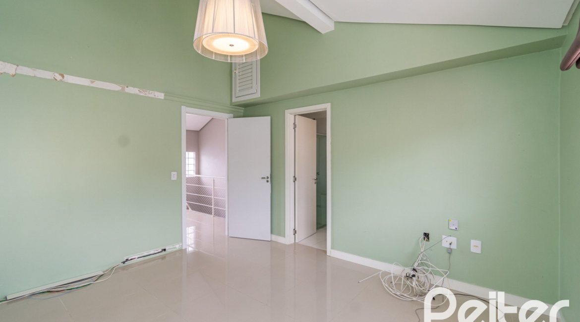 Casa em Condomínio à venda com 210m², 4 dormitórios, 3 suítes, 3 vagas, no bairro Tristeza em Porto Alegre