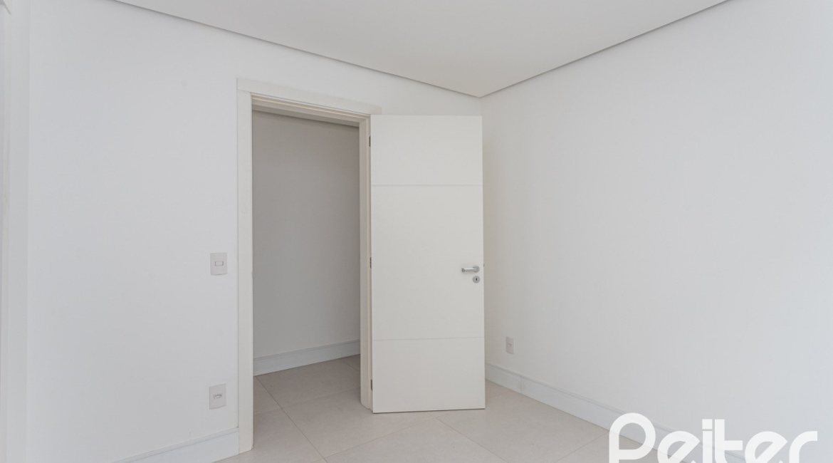 Cobertura à venda com 264m², 3 dormitórios, 3 suítes, 3 vagas, no bairro Tristeza em PORTO ALEGRE