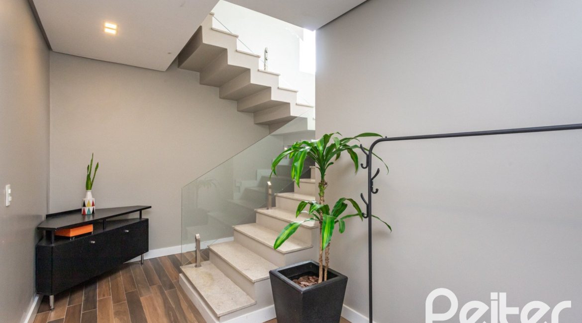 Casa em Condomínio à venda com 337m², 4 dormitórios, 1 suíte, 4 vagas, no bairro Alphaville em PORTO ALEGRE