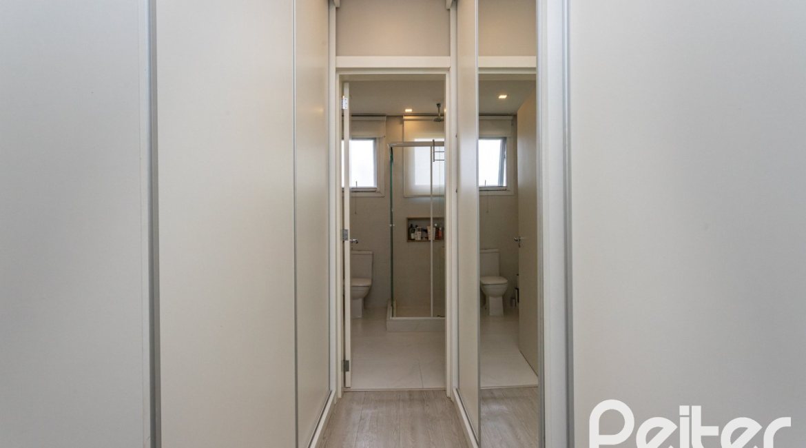 Casa em Condomínio à venda com 337m², 4 dormitórios, 1 suíte, 4 vagas, no bairro Alphaville em PORTO ALEGRE