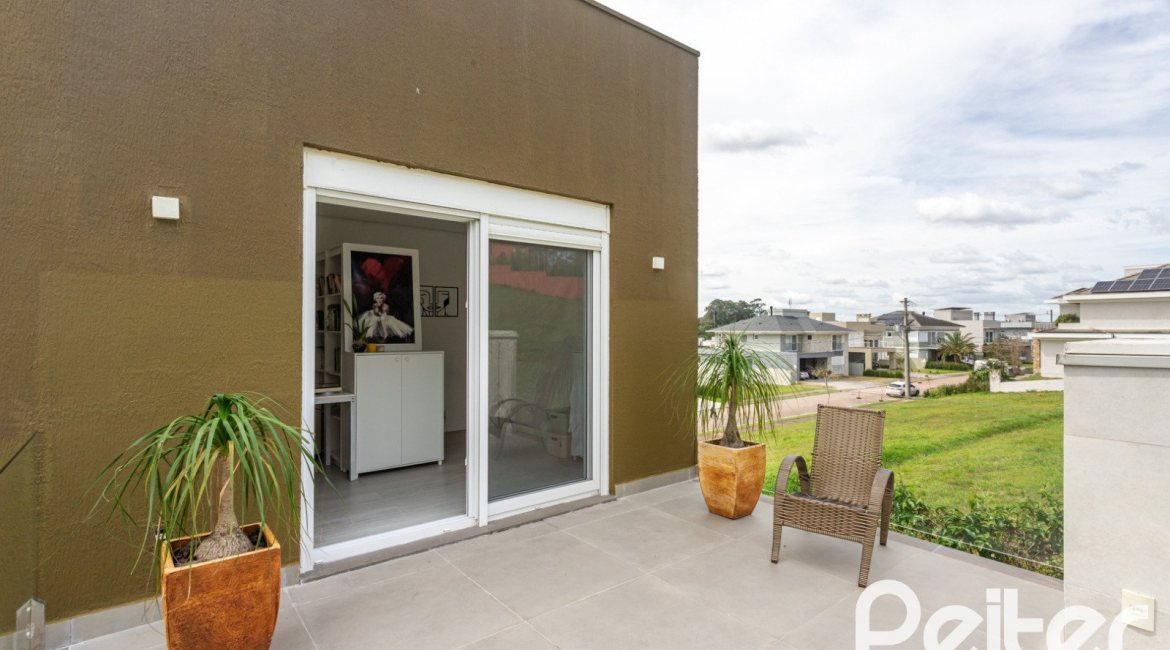 Casa em Condomínio à venda com 337m², 4 dormitórios, 1 suíte, 4 vagas, no bairro Alphaville em PORTO ALEGRE