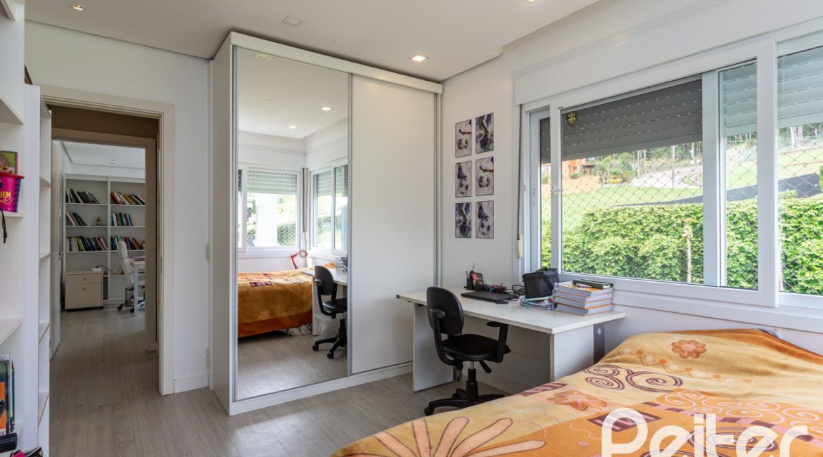 Casa em Condomínio à venda com 337m², 4 dormitórios, 1 suíte, 4 vagas, no bairro Alphaville em PORTO ALEGRE