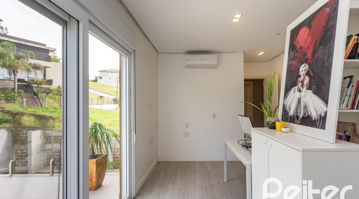 Casa em Condomínio à venda com 337m², 4 dormitórios, 1 suíte, 4 vagas, no bairro Alphaville em PORTO ALEGRE