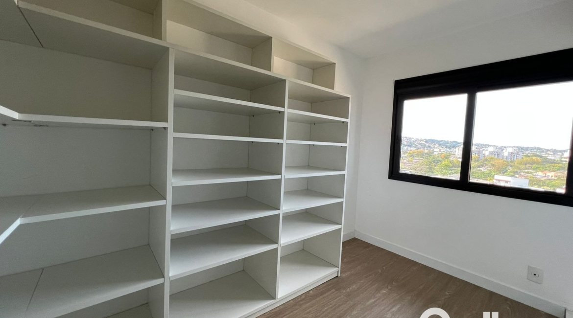 Apartamento à venda com 100m², 3 dormitórios, 1 suíte, 2 vagas, no bairro Cristal em Porto Alegre