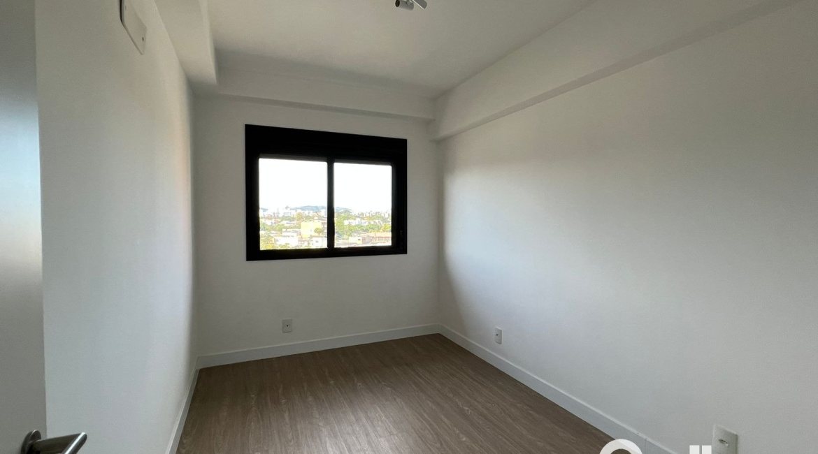 Apartamento à venda com 100m², 3 dormitórios, 1 suíte, 2 vagas, no bairro Cristal em Porto Alegre