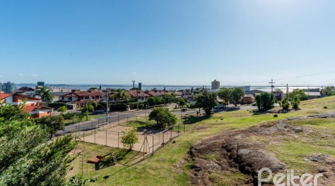 Casa em Condomínio à venda com 359m², 3 dormitórios, 1 suíte, 4 vagas, no bairro Cristal em Porto Alegre