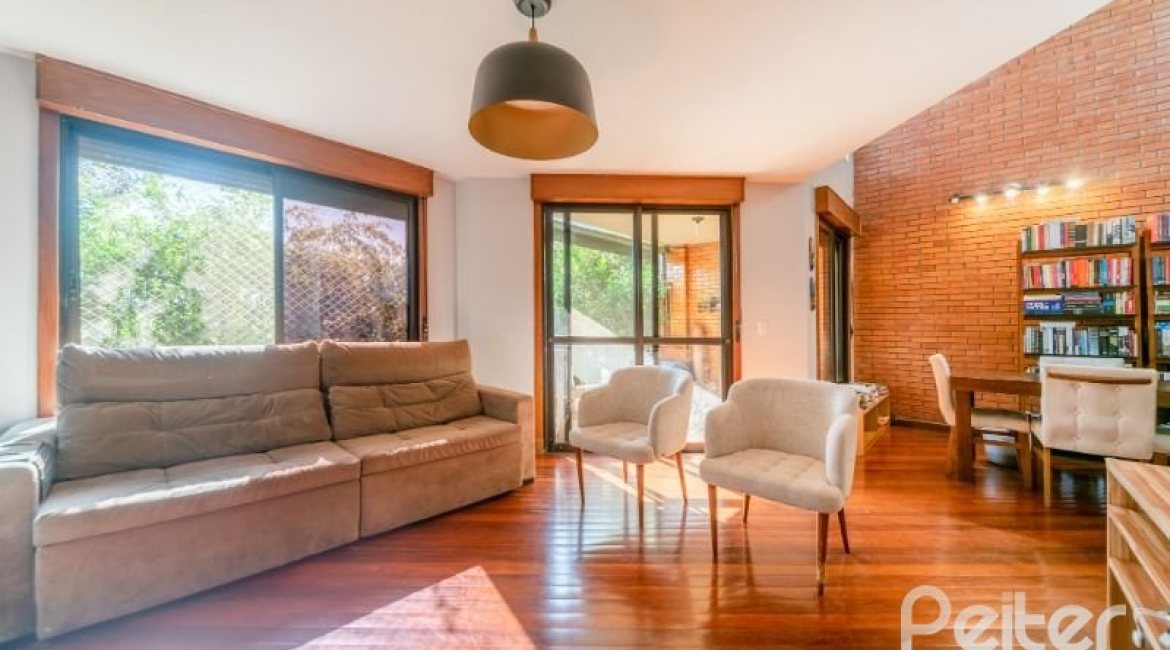 Casa em Condomínio à venda com 359m², 3 dormitórios, 1 suíte, 4 vagas, no bairro Cristal em Porto Alegre