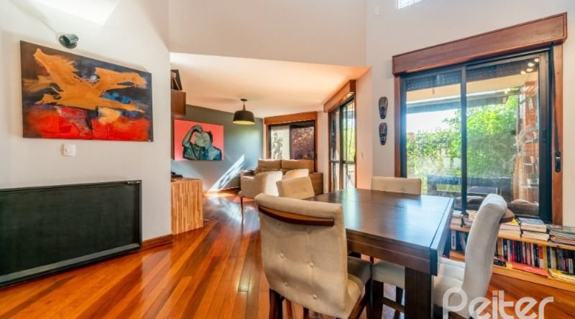 Casa em Condomínio à venda com 359m², 3 dormitórios, 1 suíte, 4 vagas, no bairro Cristal em Porto Alegre