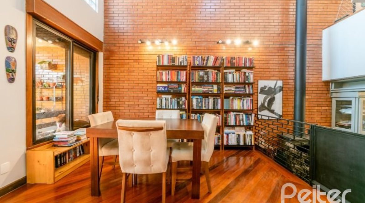 Casa em Condomínio à venda com 359m², 3 dormitórios, 1 suíte, 4 vagas, no bairro Cristal em Porto Alegre