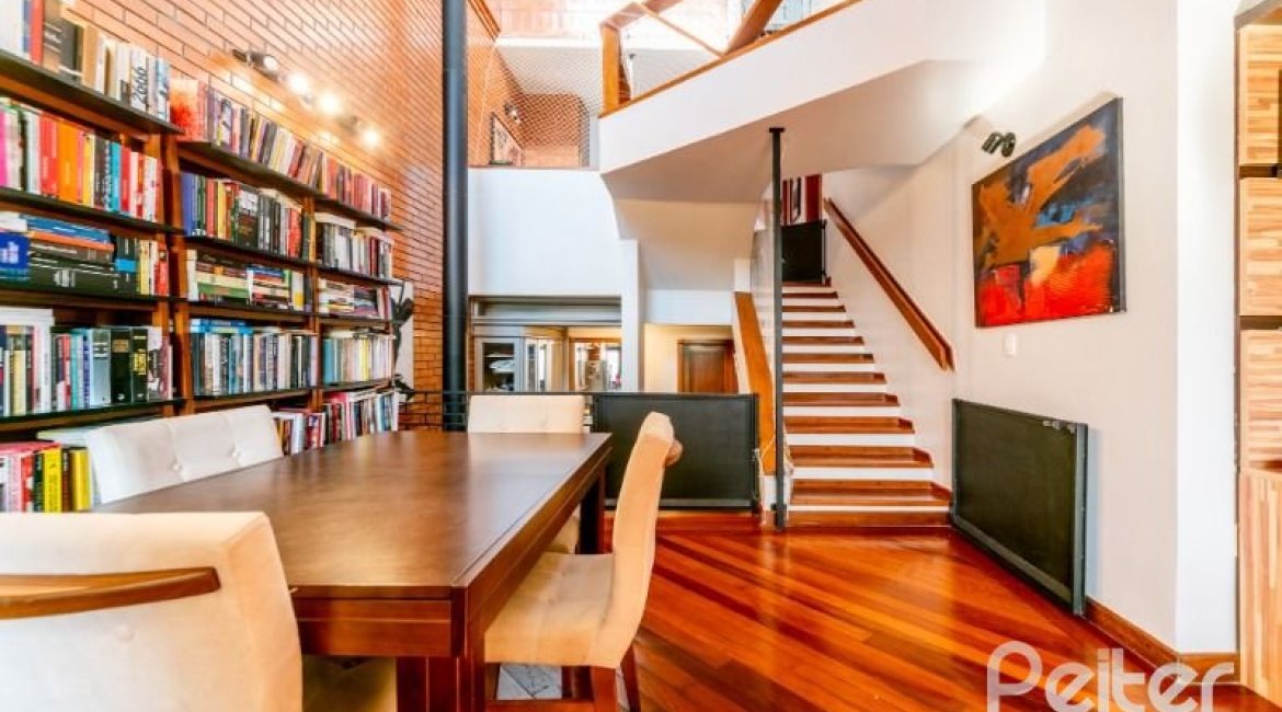 Casa em Condomínio à venda com 359m², 3 dormitórios, 1 suíte, 4 vagas, no bairro Cristal em Porto Alegre