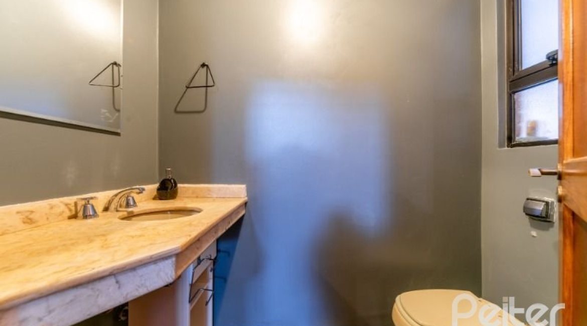 Casa em Condomínio à venda com 359m², 3 dormitórios, 1 suíte, 4 vagas, no bairro Cristal em Porto Alegre