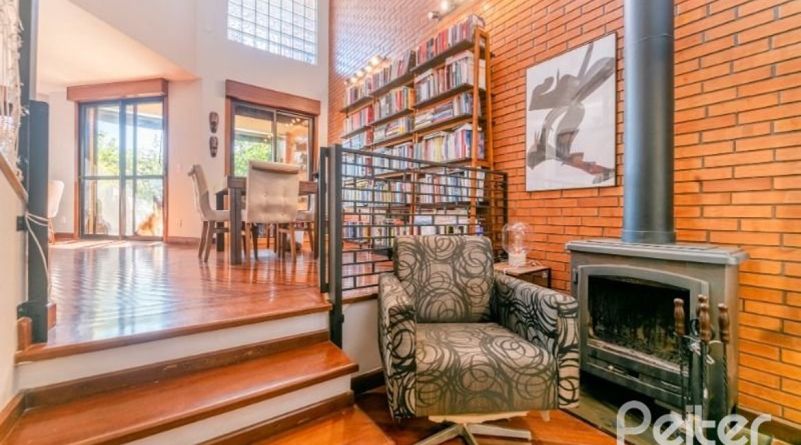 Casa em Condomínio à venda com 359m², 3 dormitórios, 1 suíte, 4 vagas, no bairro Cristal em Porto Alegre