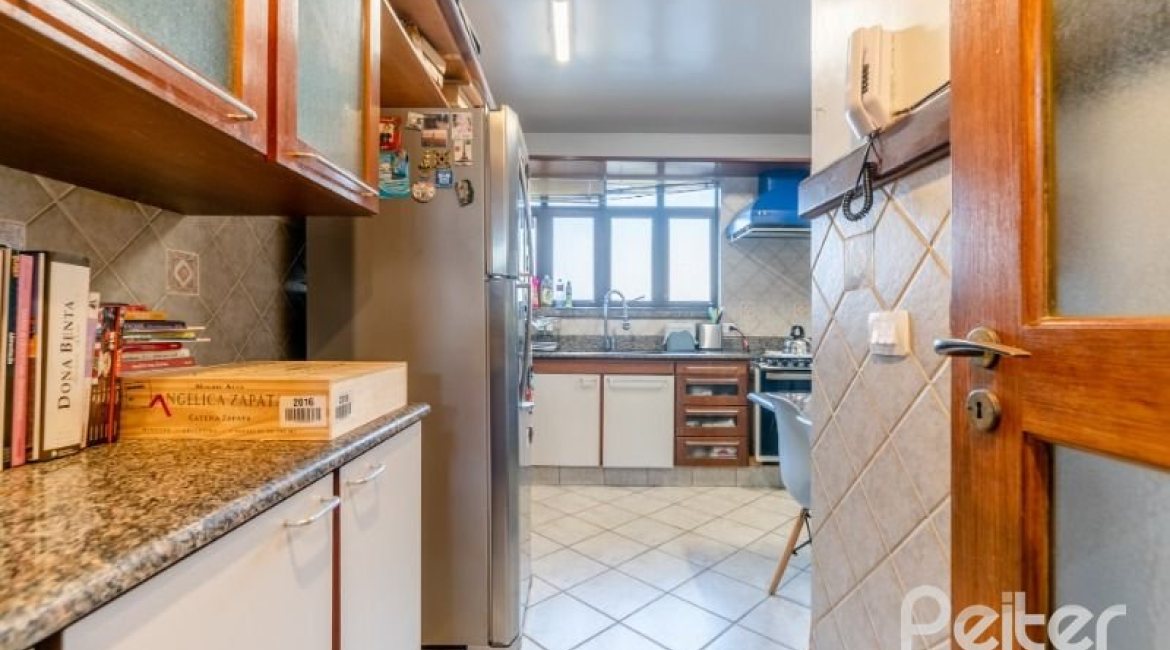 Casa em Condomínio à venda com 359m², 3 dormitórios, 1 suíte, 4 vagas, no bairro Cristal em Porto Alegre