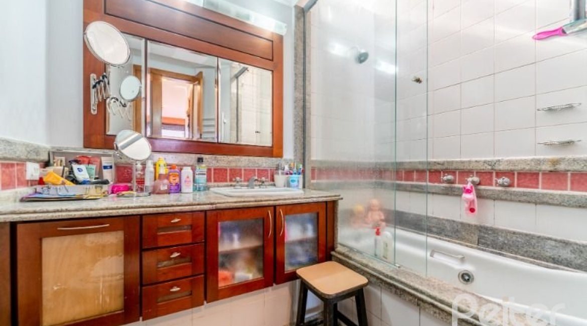 Casa em Condomínio à venda com 359m², 3 dormitórios, 1 suíte, 4 vagas, no bairro Cristal em Porto Alegre