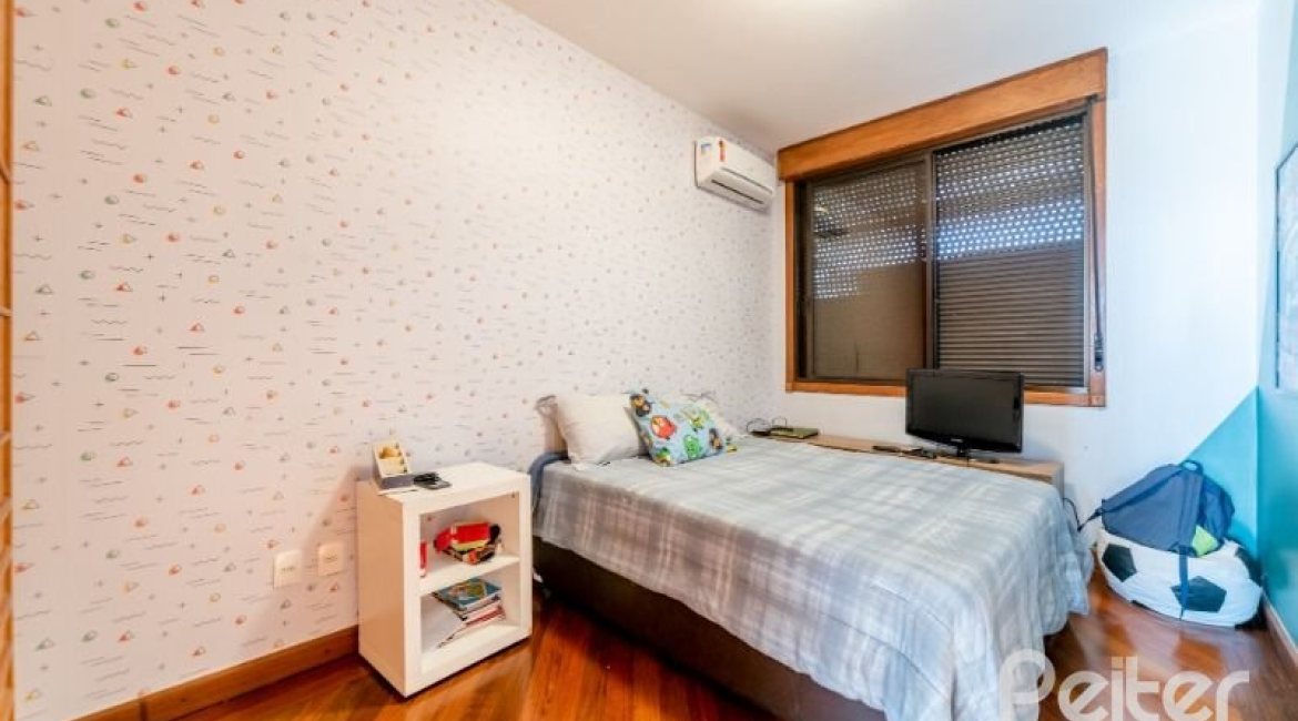 Casa em Condomínio à venda com 359m², 3 dormitórios, 1 suíte, 4 vagas, no bairro Cristal em Porto Alegre