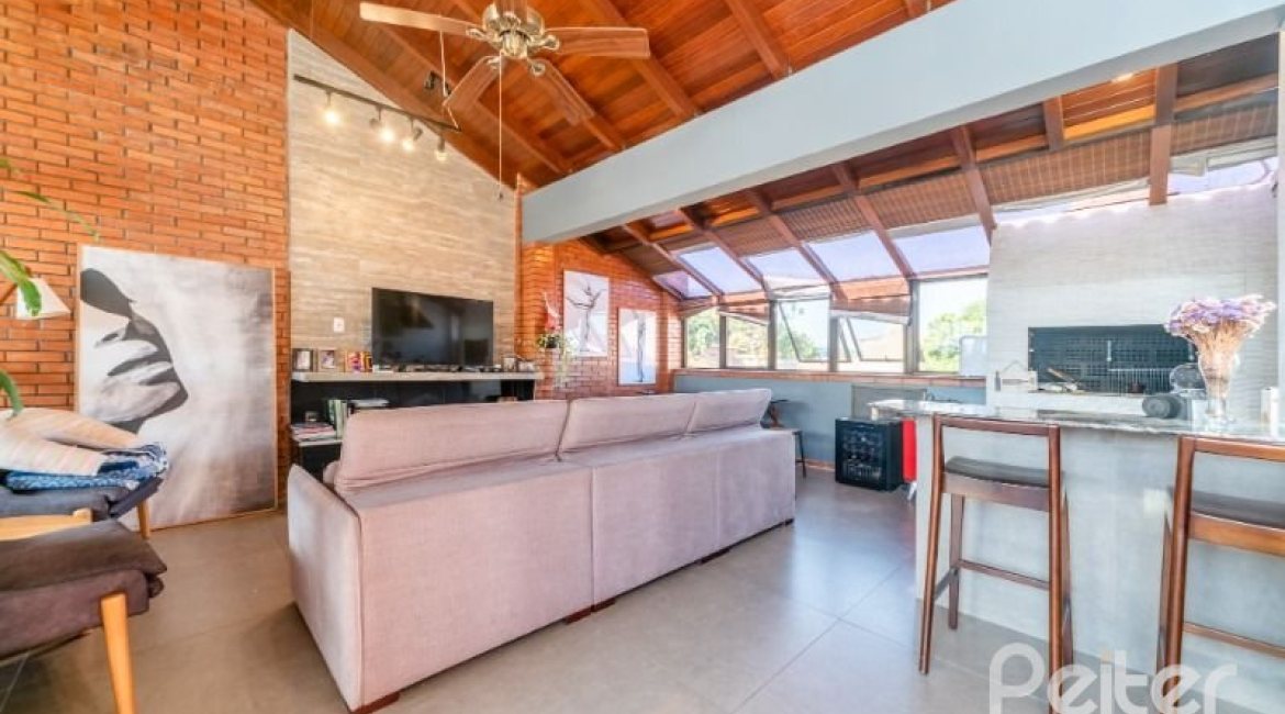 Casa em Condomínio à venda com 359m², 3 dormitórios, 1 suíte, 4 vagas, no bairro Cristal em Porto Alegre