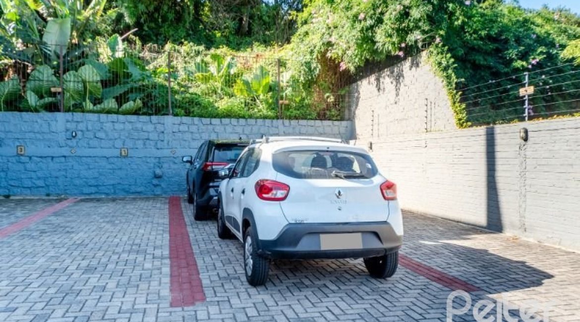 Casa em Condomínio à venda com 359m², 3 dormitórios, 1 suíte, 4 vagas, no bairro Cristal em Porto Alegre