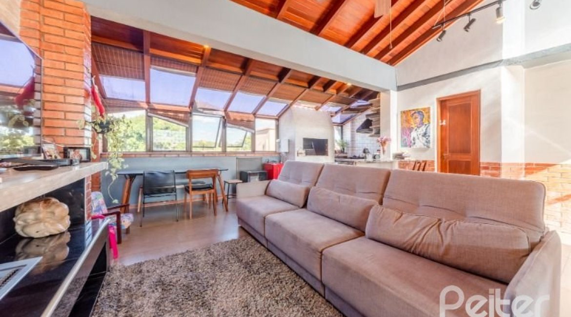 Casa em Condomínio à venda com 359m², 3 dormitórios, 1 suíte, 4 vagas, no bairro Cristal em Porto Alegre