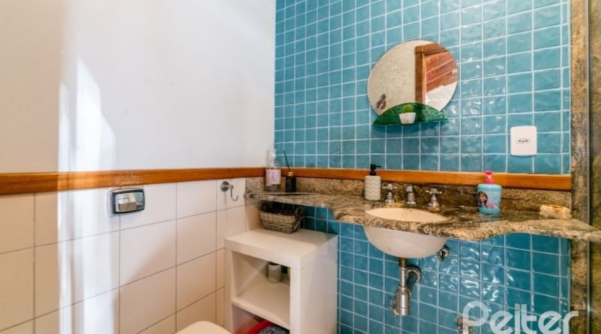 Casa em Condomínio à venda com 359m², 3 dormitórios, 1 suíte, 4 vagas, no bairro Cristal em Porto Alegre