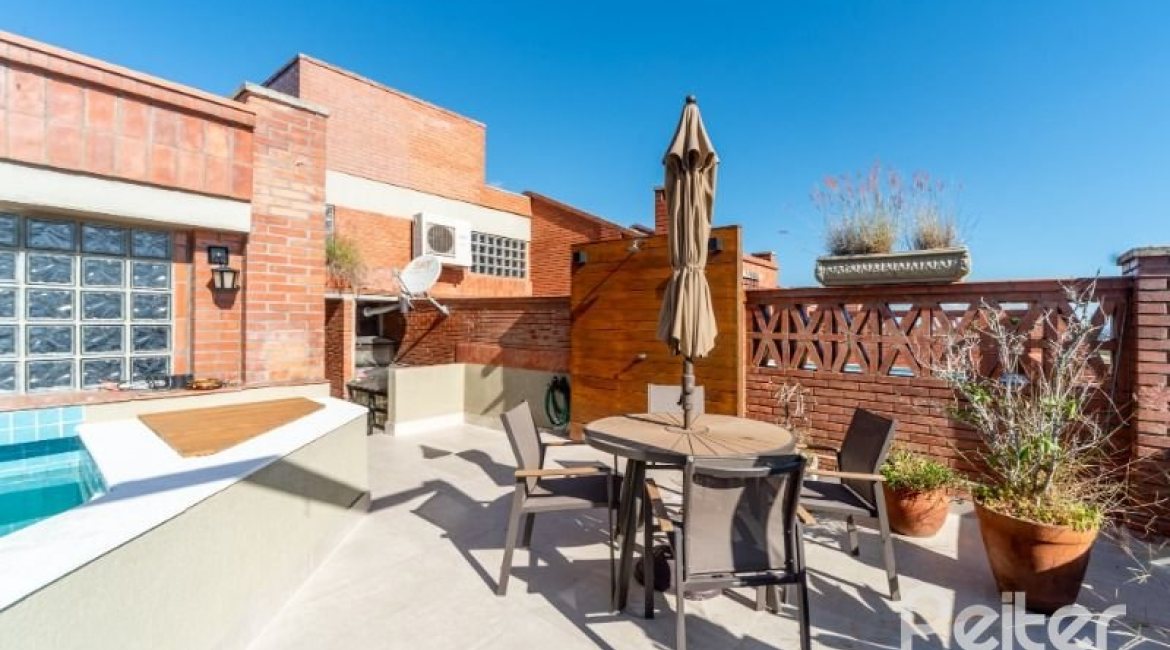 Casa em Condomínio à venda com 359m², 3 dormitórios, 1 suíte, 4 vagas, no bairro Cristal em Porto Alegre