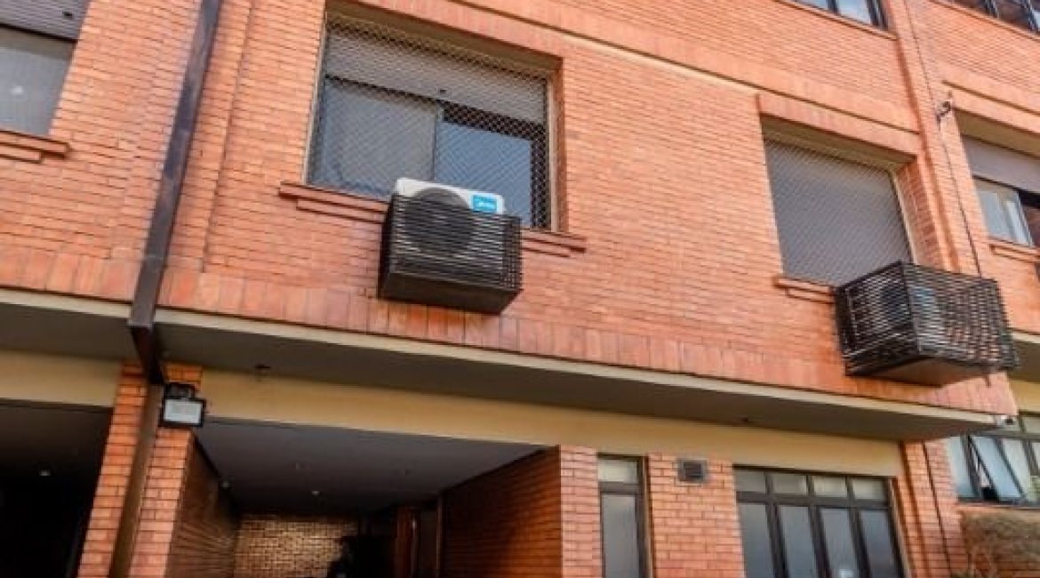 Casa em Condomínio à venda com 359m², 3 dormitórios, 1 suíte, 4 vagas, no bairro Cristal em Porto Alegre