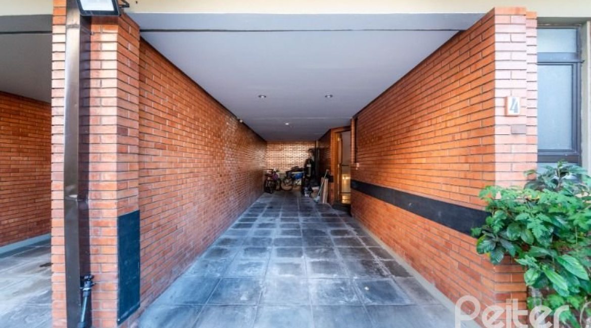 Casa em Condomínio à venda com 359m², 3 dormitórios, 1 suíte, 4 vagas, no bairro Cristal em Porto Alegre