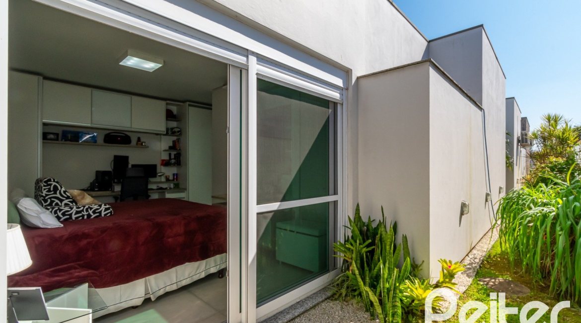 Casa em Condomínio à venda com 420m², 4 dormitórios, 4 suítes, 6 vagas, no bairro Terra Ville em PORTO ALEGRE
