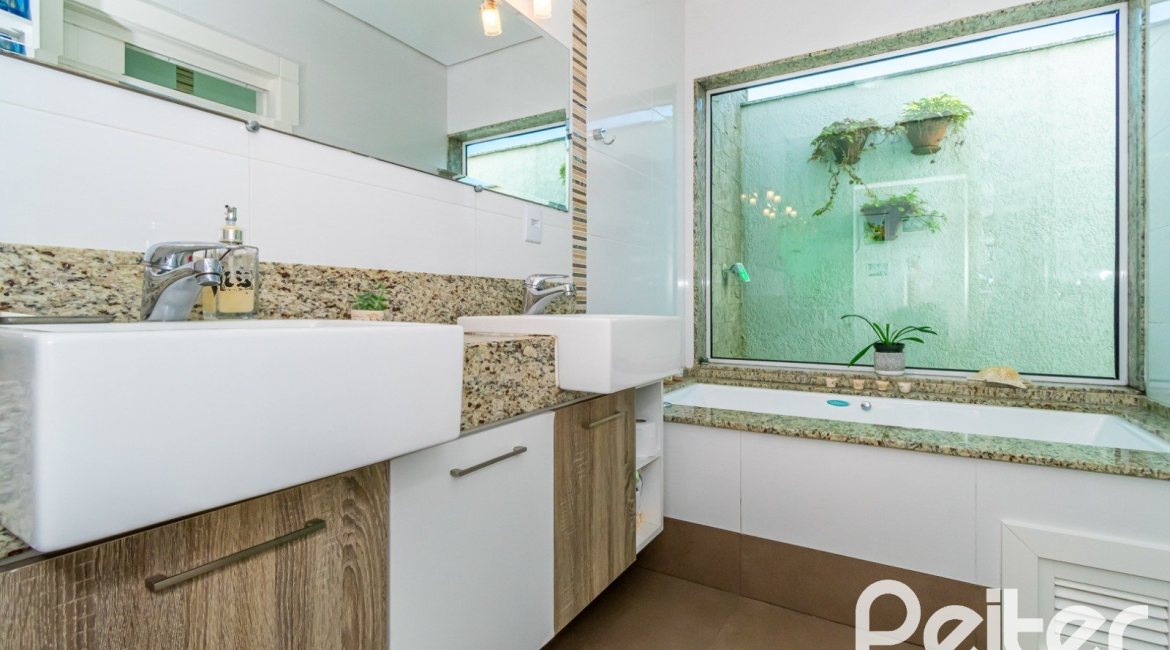 Casa em Condomínio à venda com 420m², 4 dormitórios, 4 suítes, 6 vagas, no bairro Terra Ville em PORTO ALEGRE