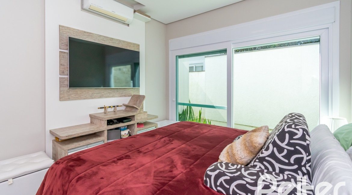 Casa em Condomínio à venda com 420m², 4 dormitórios, 4 suítes, 6 vagas, no bairro Terra Ville em PORTO ALEGRE