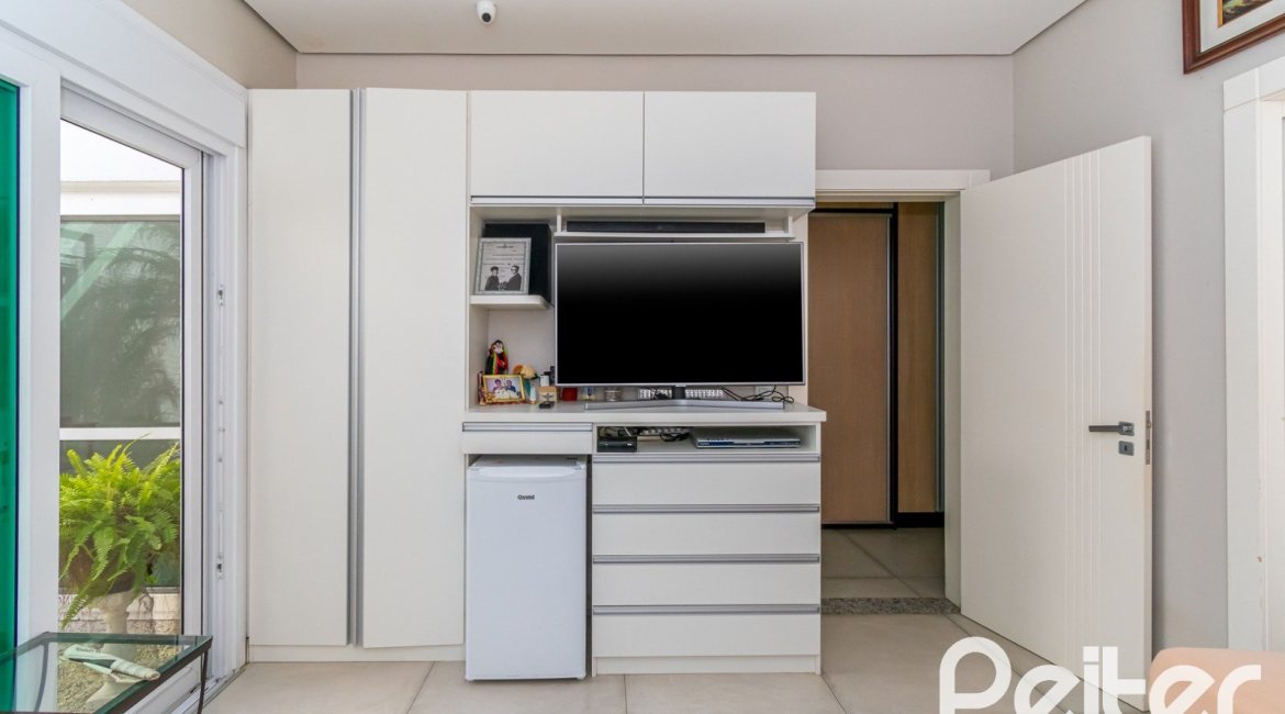 Casa em Condomínio à venda com 420m², 4 dormitórios, 4 suítes, 6 vagas, no bairro Terra Ville em PORTO ALEGRE
