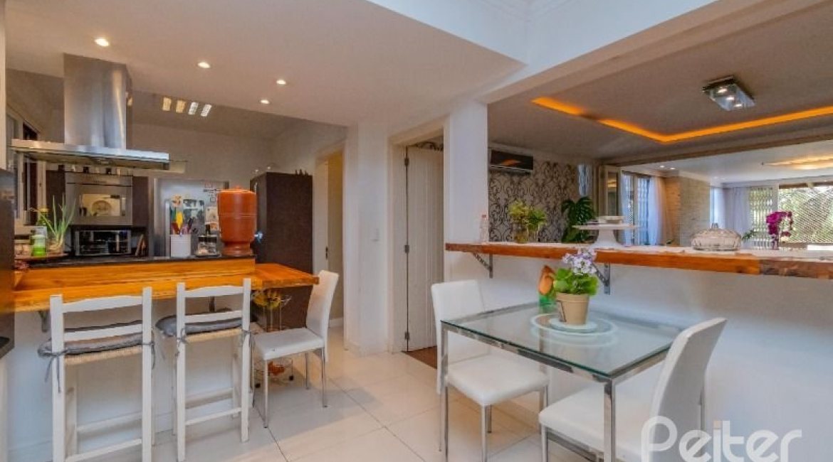 Apartamento à venda com 231m², 4 dormitórios, 2 suítes, 2 vagas, no bairro Cristal em PORTO ALEGRE