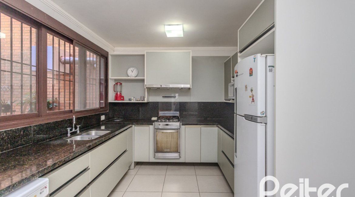 Casa em Condomínio à venda com 395m², 4 dormitórios, 4 suítes, 4 vagas, no bairro Cavalhada em PORTO ALEGRE