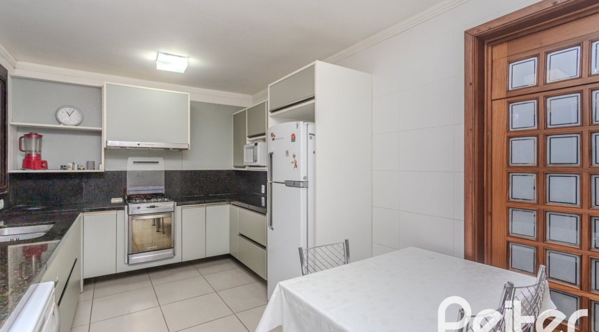 Casa em Condomínio à venda com 395m², 4 dormitórios, 4 suítes, 4 vagas, no bairro Cavalhada em PORTO ALEGRE