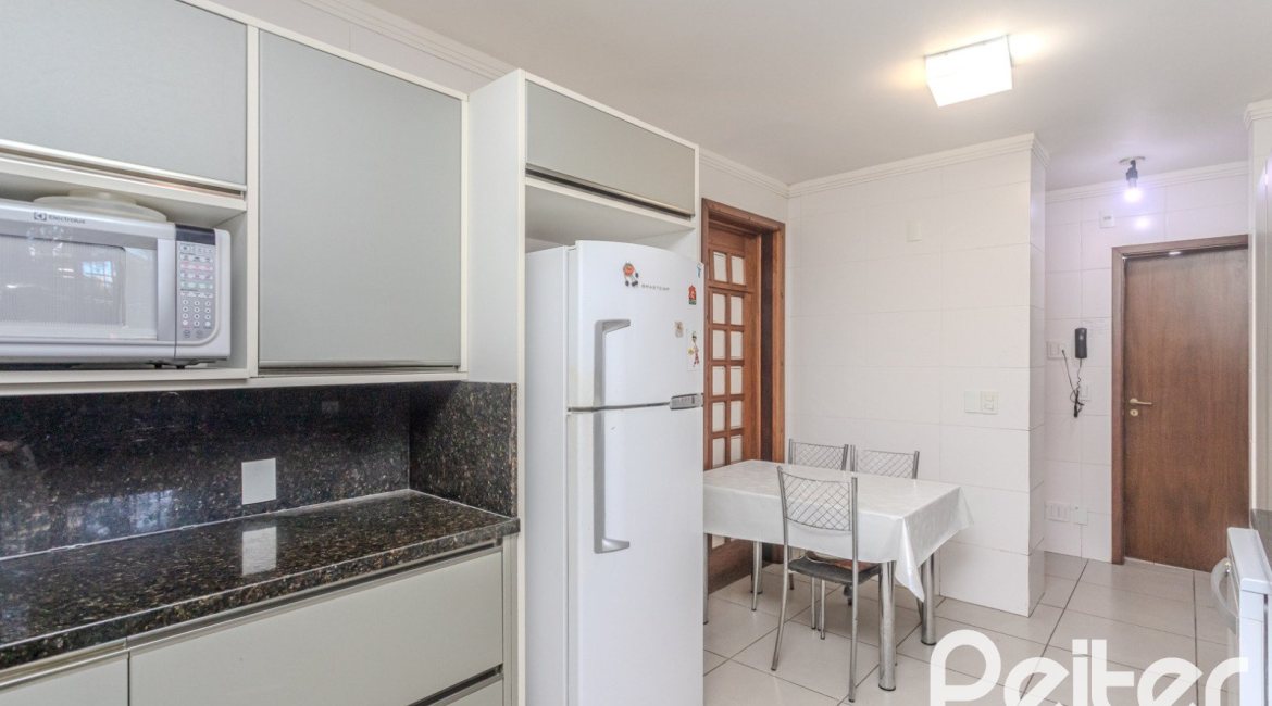 Casa em Condomínio à venda com 395m², 4 dormitórios, 4 suítes, 4 vagas, no bairro Cavalhada em PORTO ALEGRE