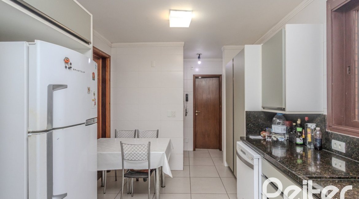 Casa em Condomínio à venda com 395m², 4 dormitórios, 4 suítes, 4 vagas, no bairro Cavalhada em PORTO ALEGRE