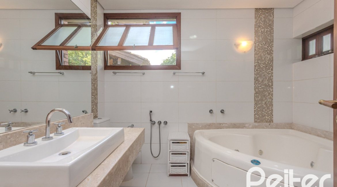 Casa em Condomínio à venda com 395m², 4 dormitórios, 4 suítes, 4 vagas, no bairro Cavalhada em PORTO ALEGRE