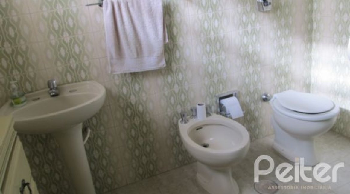 Comercial à venda com 260m², 3 dormitórios, 1 suíte, 6 vagas, no bairro Menino Deus em Porto Alegre