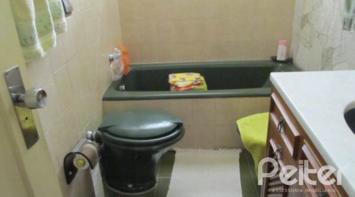 Comercial à venda com 260m², 3 dormitórios, 1 suíte, 6 vagas, no bairro Menino Deus em Porto Alegre