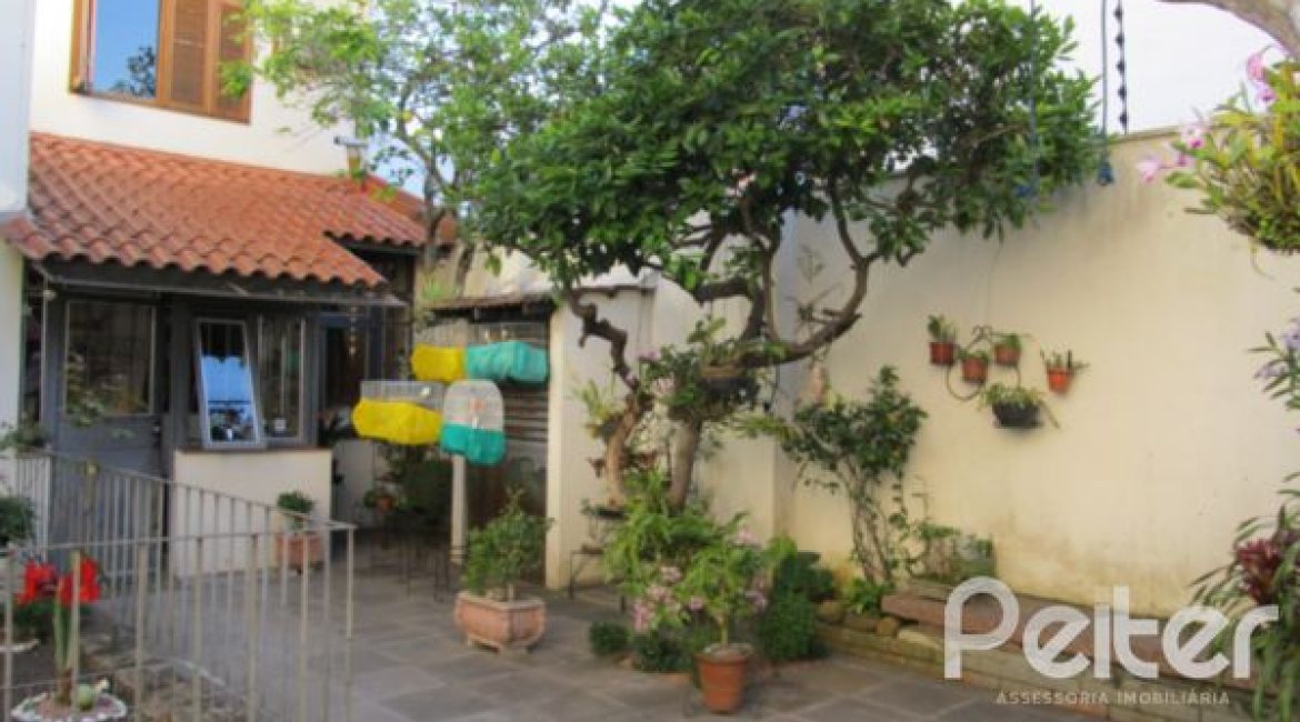 Comercial à venda com 260m², 3 dormitórios, 1 suíte, 6 vagas, no bairro Menino Deus em Porto Alegre