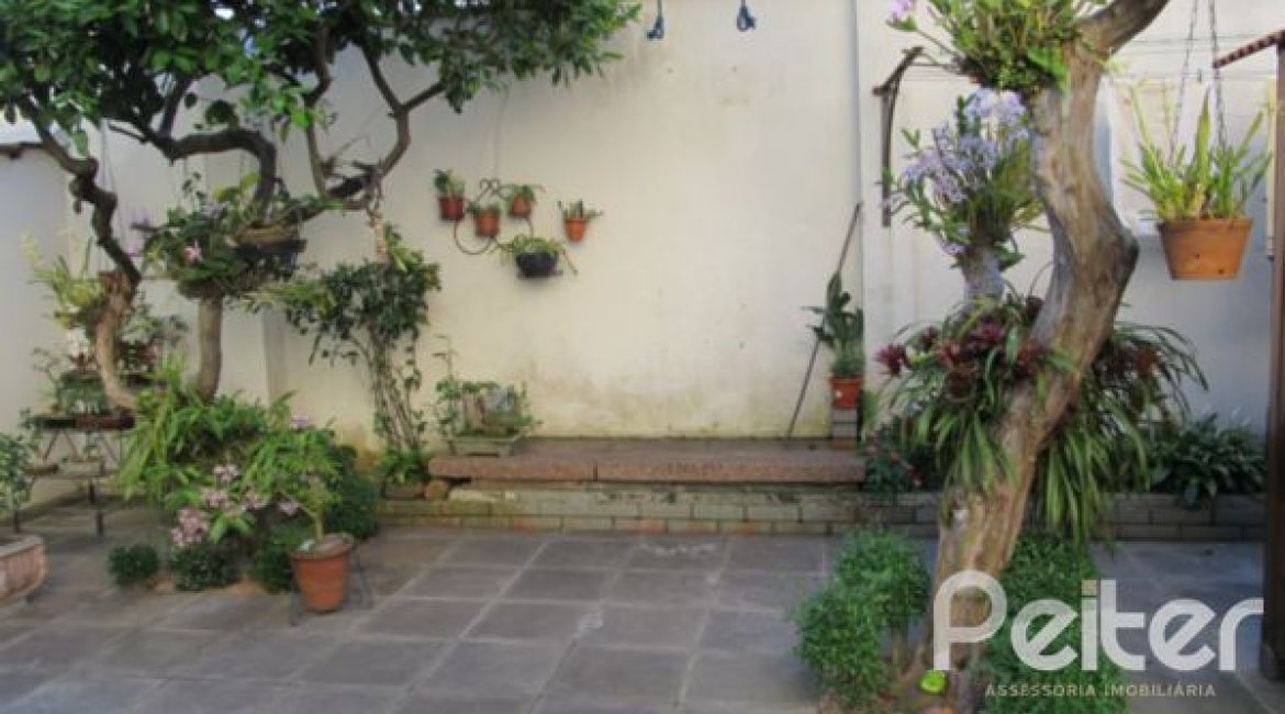 Comercial à venda com 260m², 3 dormitórios, 1 suíte, 6 vagas, no bairro Menino Deus em Porto Alegre