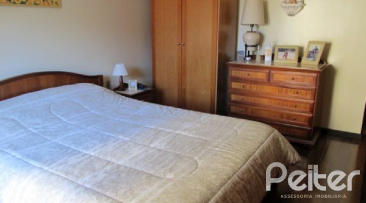 Comercial à venda com 260m², 3 dormitórios, 1 suíte, 6 vagas, no bairro Menino Deus em Porto Alegre