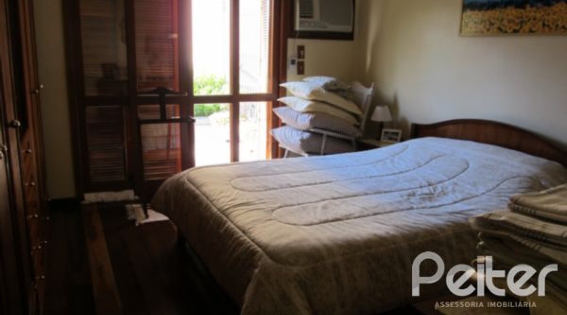 Comercial à venda com 260m², 3 dormitórios, 1 suíte, 6 vagas, no bairro Menino Deus em Porto Alegre