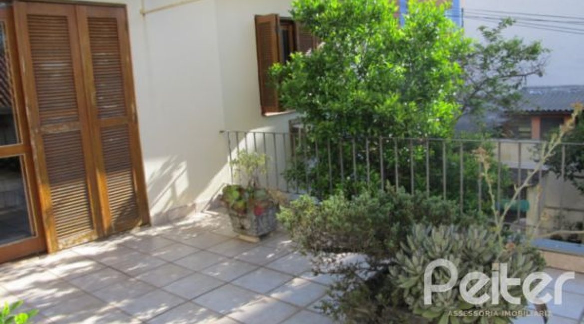 Comercial à venda com 260m², 3 dormitórios, 1 suíte, 6 vagas, no bairro Menino Deus em Porto Alegre