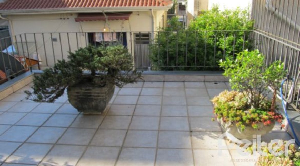 Comercial à venda com 260m², 3 dormitórios, 1 suíte, 6 vagas, no bairro Menino Deus em Porto Alegre