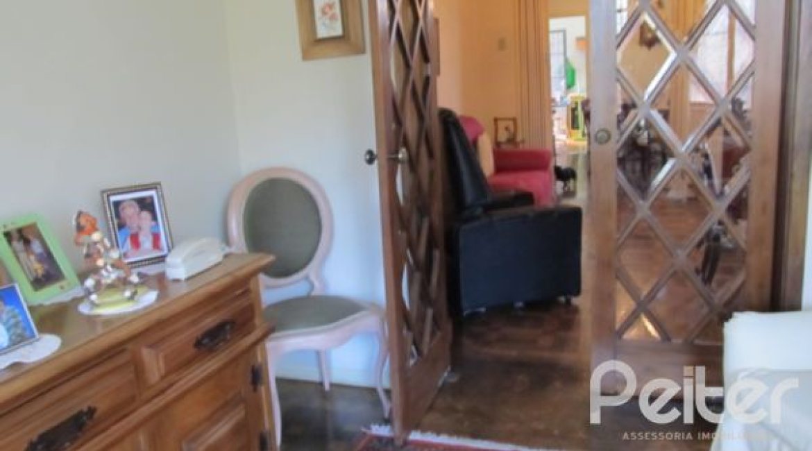 Comercial à venda com 260m², 3 dormitórios, 1 suíte, 6 vagas, no bairro Menino Deus em Porto Alegre